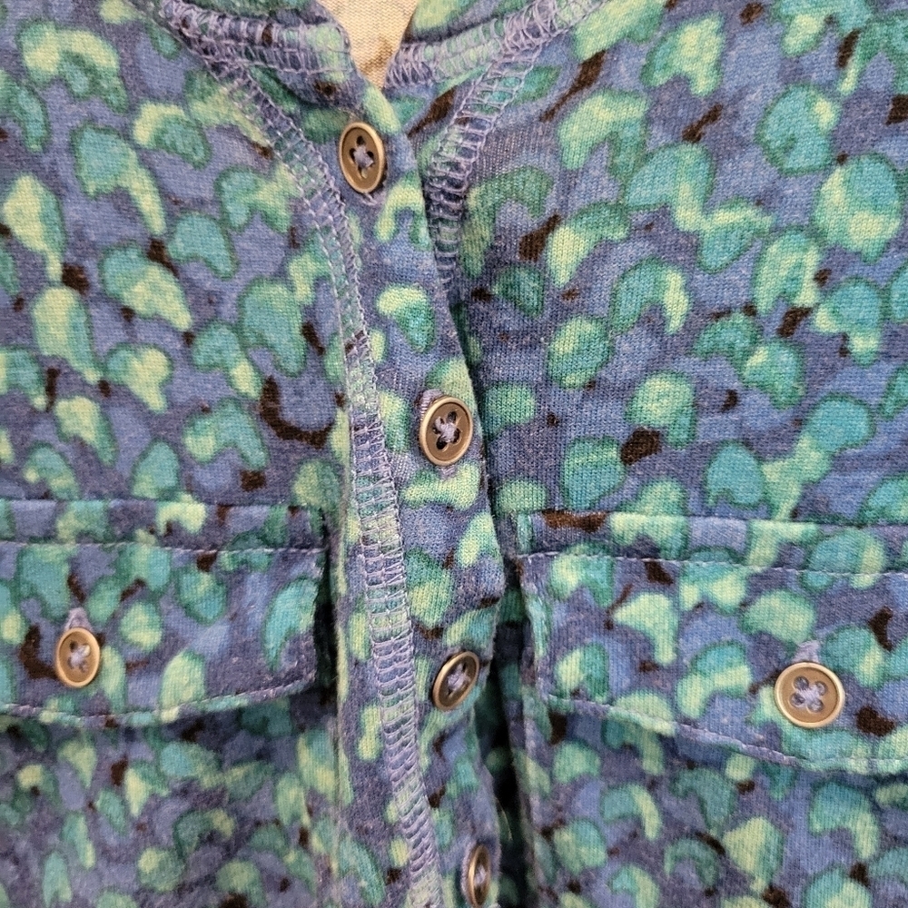 Liz Clayborne Petite Small Rayon Blue Print Top Pockets Button Neck Silky Feel - Picture 6 of 8